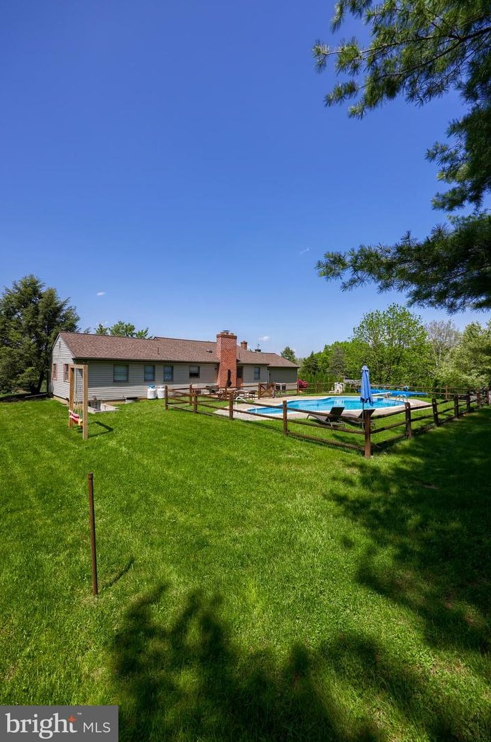 2112 Hollinger Rd, Lancaster PA  17602-4724 exterior