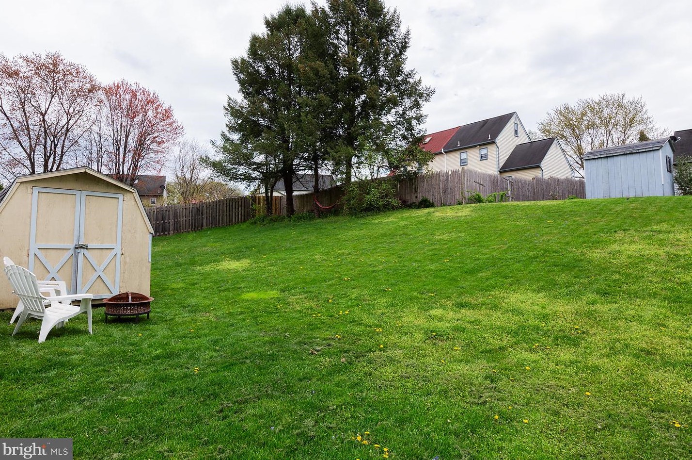 1612 Chadwick Cir, Lancaster PA  17603-9335 exterior