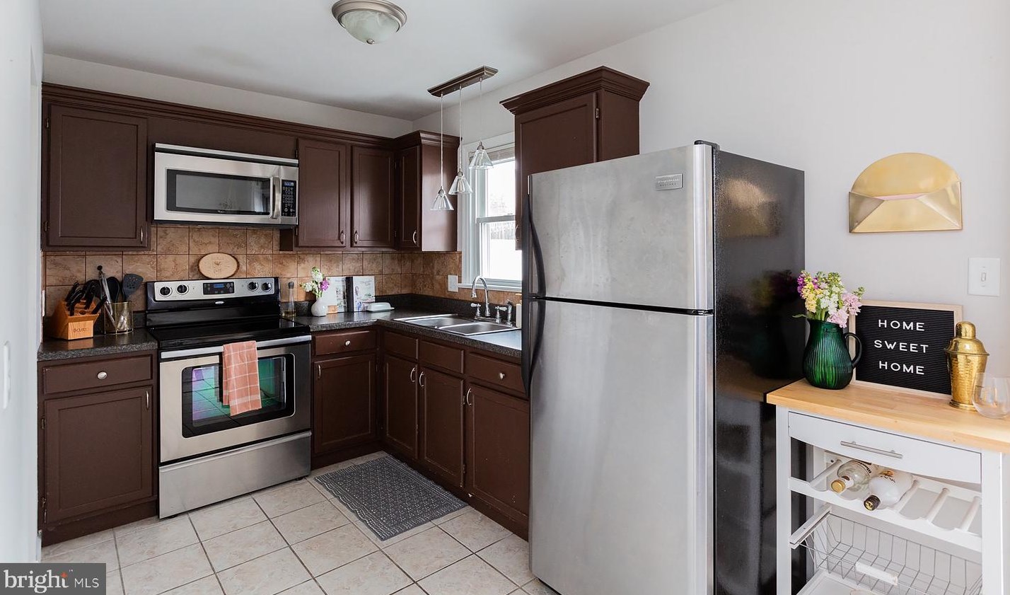 1612 Chadwick Cir, Lancaster PA  17603-9335 exterior