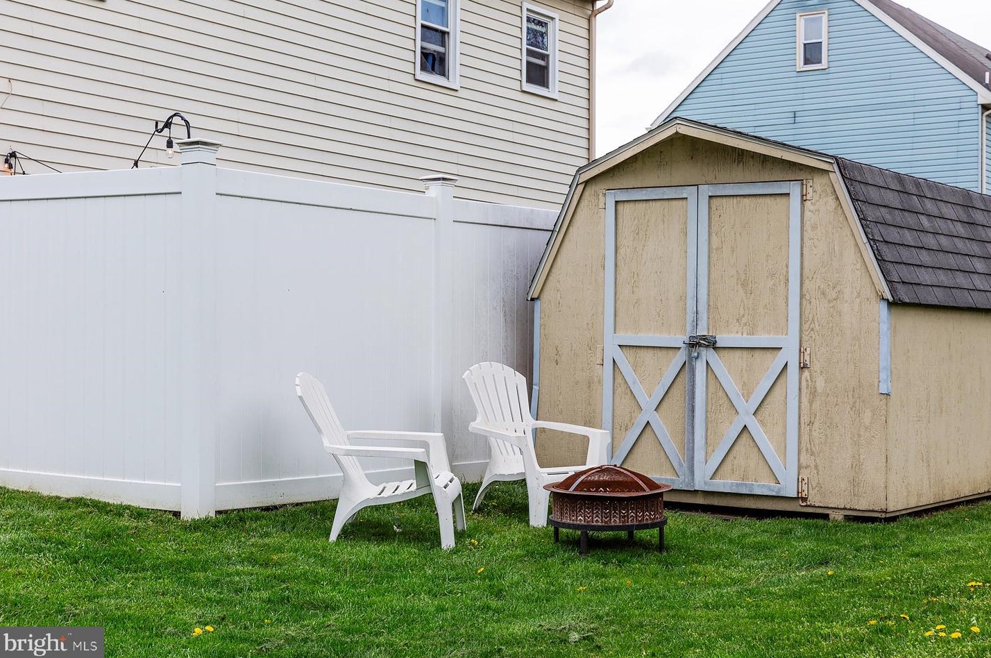 1612 Chadwick Cir, Lancaster PA  17603-9335 exterior