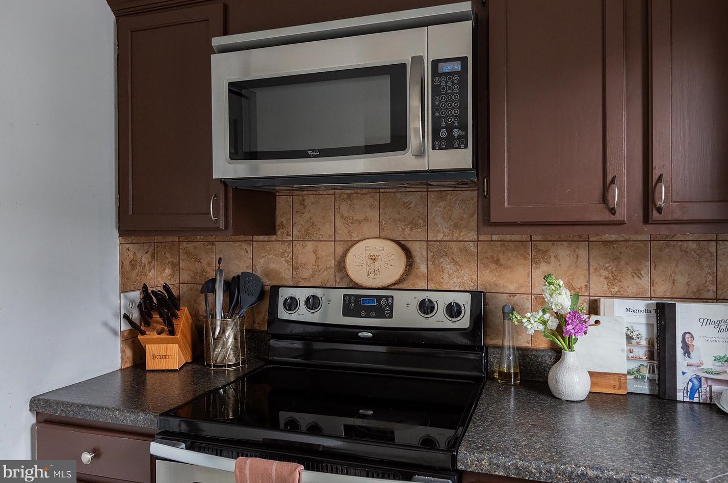 1612 Chadwick Cir, Lancaster PA  17603-9335 exterior