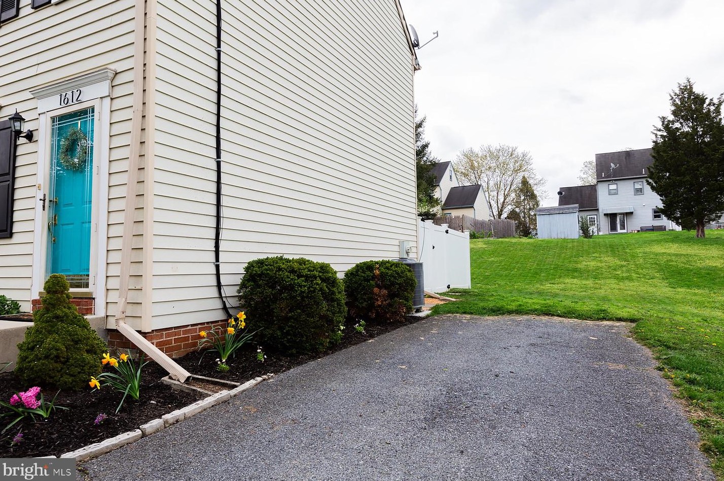 1612 Chadwick Cir, Lancaster PA  17603-9335 exterior