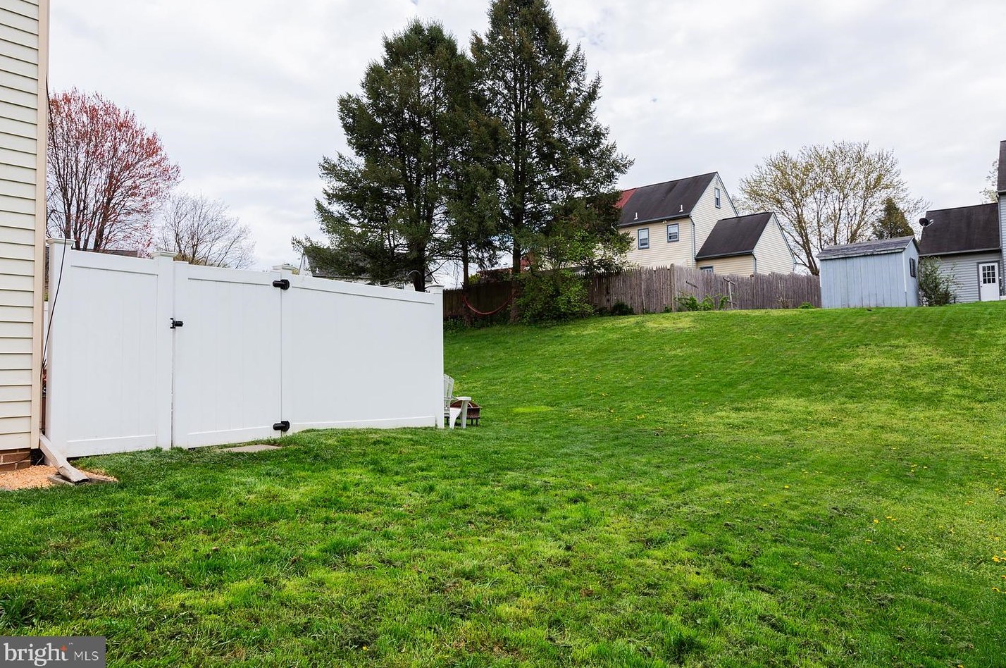 1612 Chadwick Cir, Lancaster PA  17603-9335 exterior