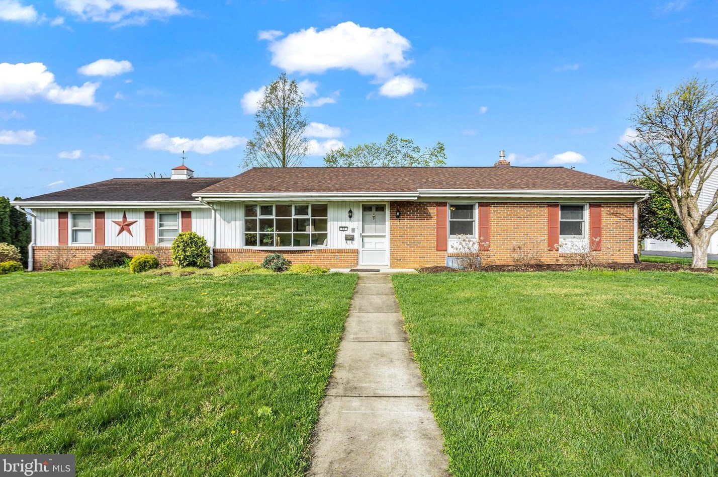 52 Hershey Ave, Bareville, PA 17540-1619