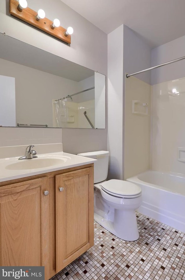 146 Valleybrook Dr, Lancaster PA  17601-4619 exterior