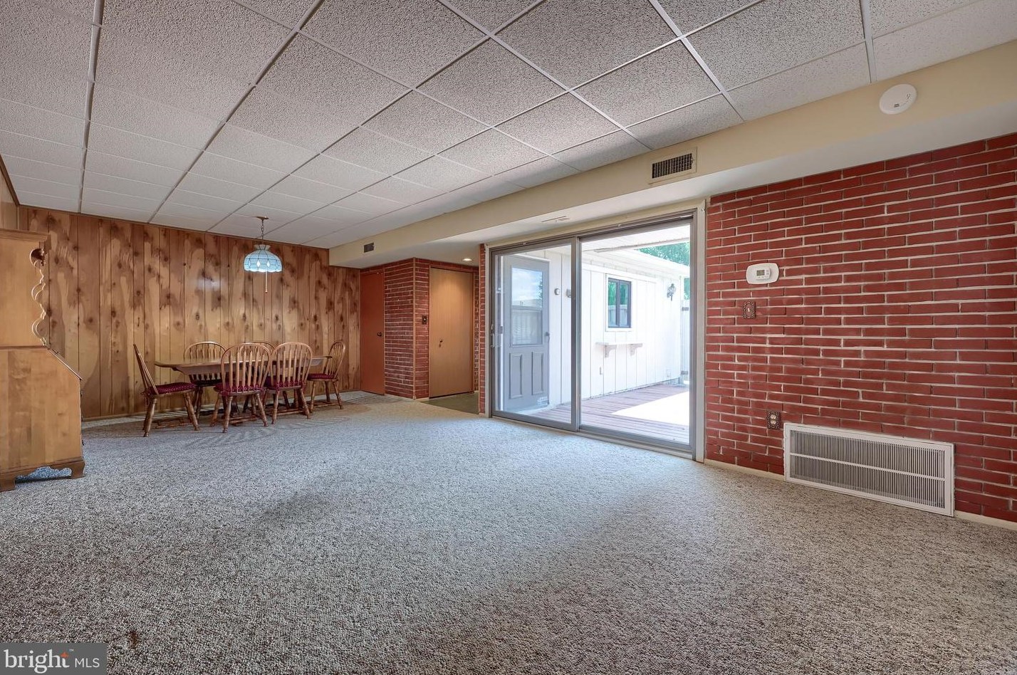 146 Valleybrook Dr, Lancaster PA  17601-4619 exterior