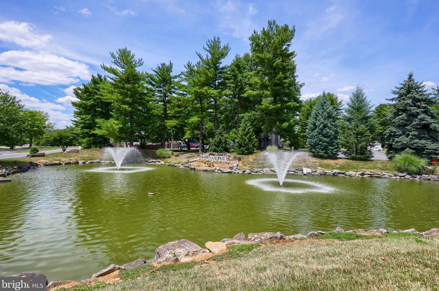 146 Valleybrook Dr, Lancaster PA  17601-4619 exterior