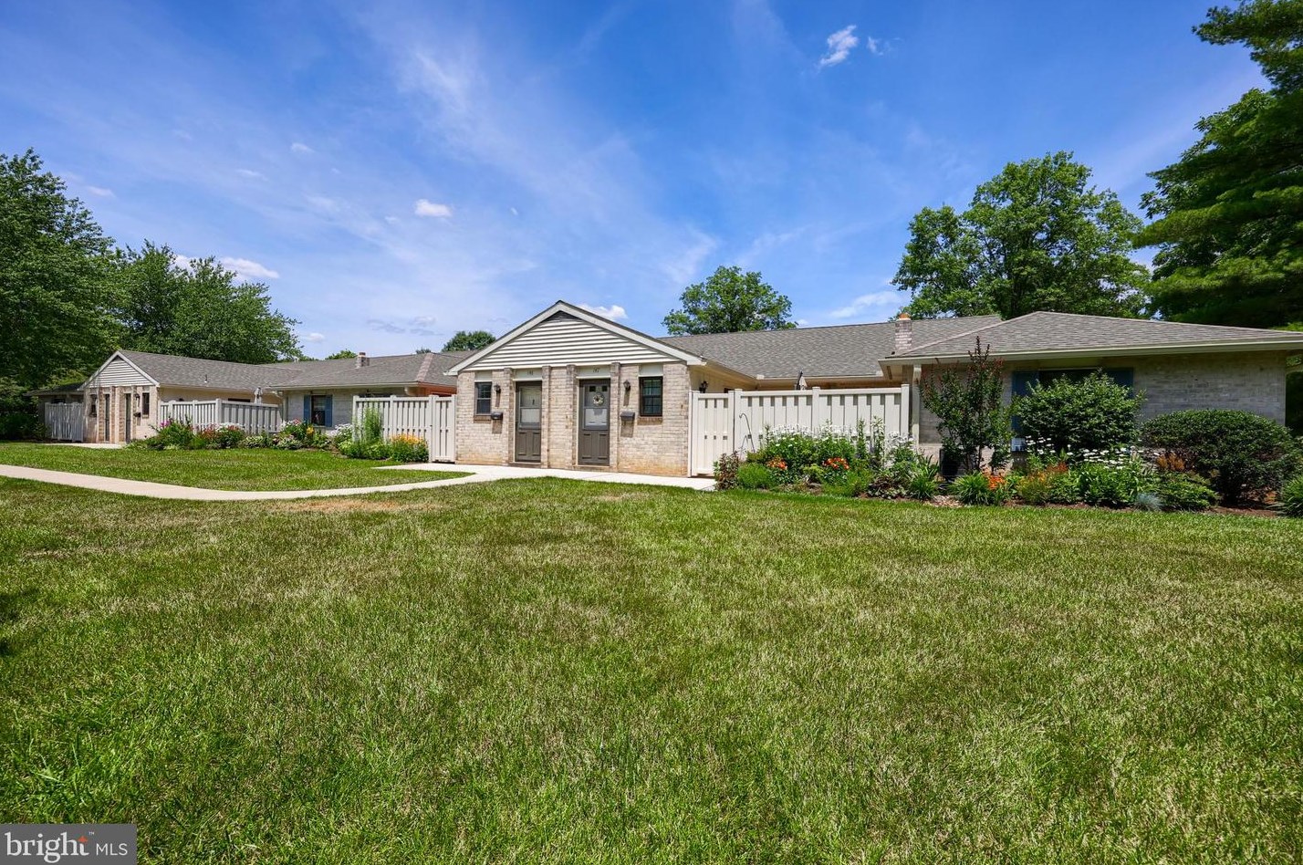 146 Valleybrook Dr, Lancaster PA  17601-4619 exterior