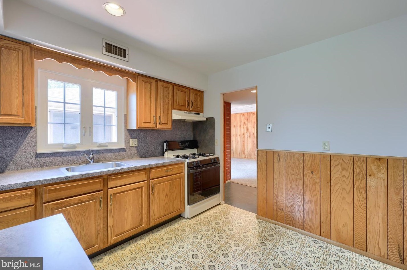 146 Valleybrook Dr, Lancaster PA  17601-4619 exterior