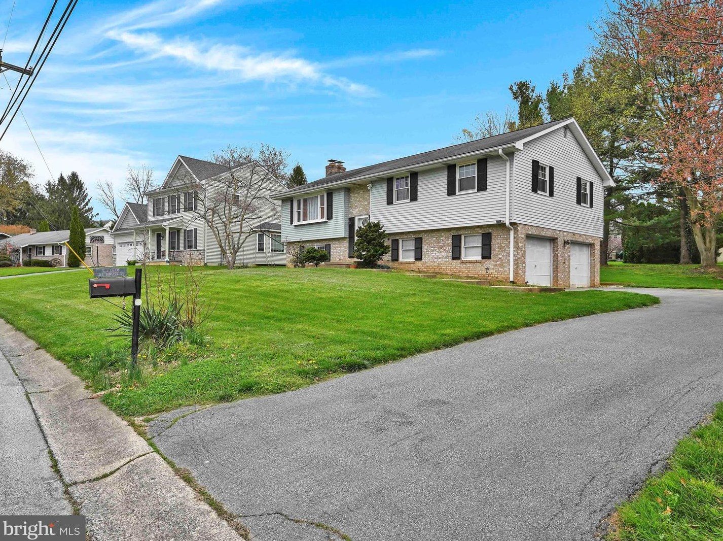 287 Longfellow Dr, Lancaster PA  17602-4017 exterior