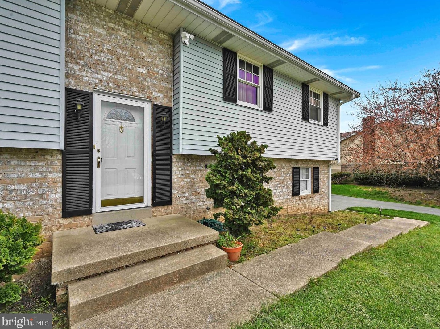 287 Longfellow Dr, Lancaster PA  17602-4017 exterior