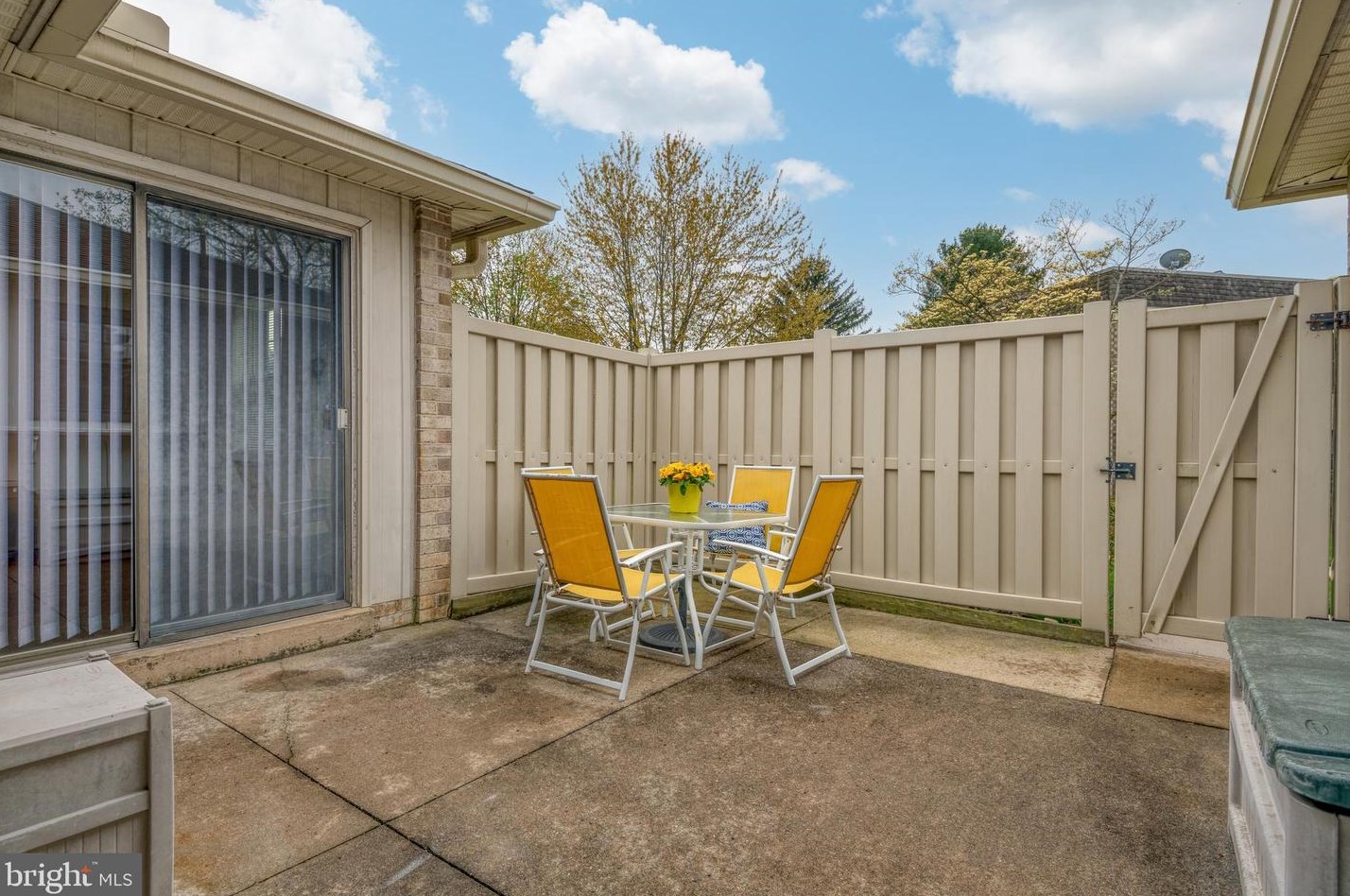 40 Valleybrook Dr, Lancaster PA  17601-4617 exterior