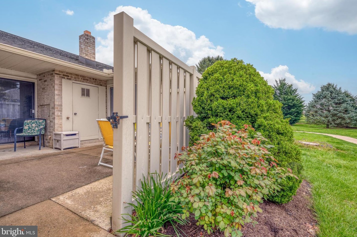 40 Valleybrook Dr, Lancaster PA  17601-4617 exterior