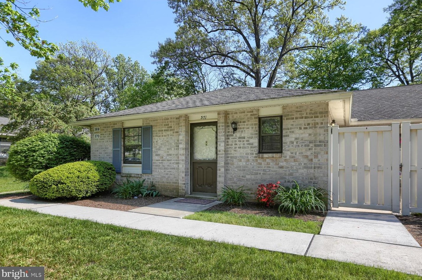 371 Valleybrook Dr, Lancaster PA  17601-4639 exterior
