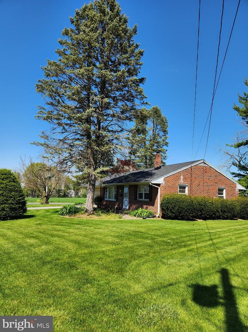 6391 Carpenter St, East Petersburg, PA 17520-1105
