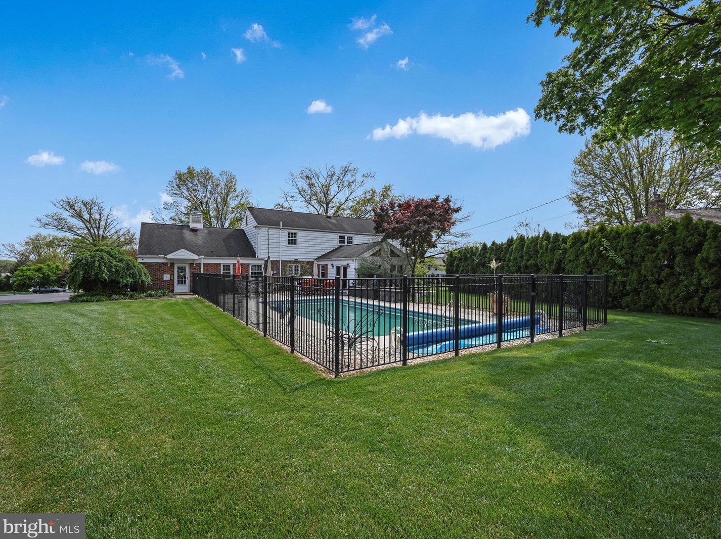 1349 Country Club Dr, Lancaster PA  17601-5209 exterior