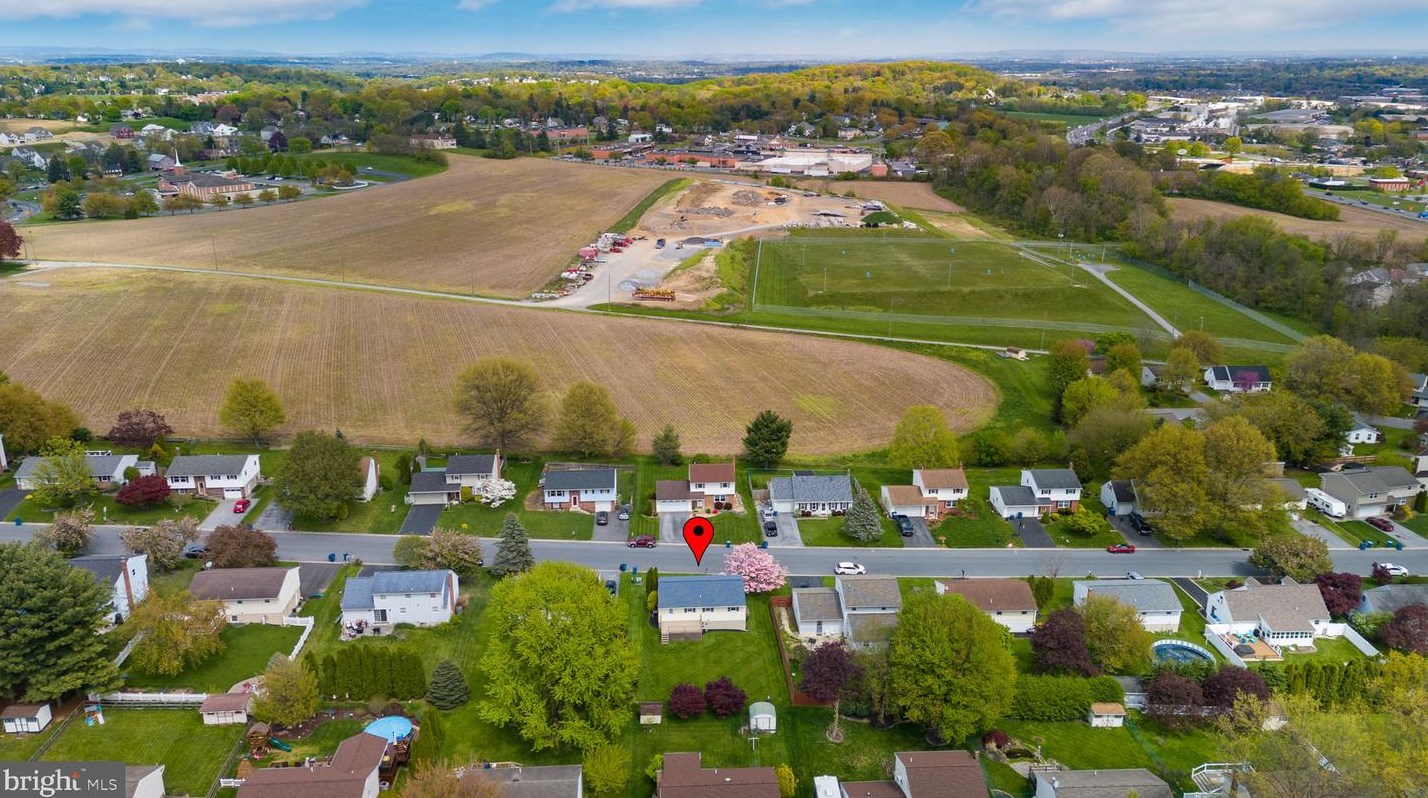 3076 Todd Ln, Lancaster PA  17601-1352 exterior