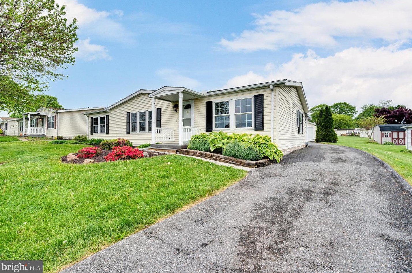 17 Ray Dr, Fivepointville, PA 17517