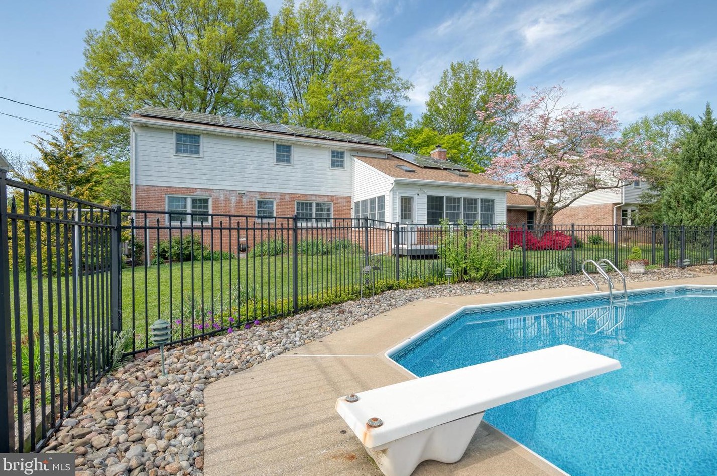 2025 Northbrook Dr, Lancaster PA 17601-4918 exterior