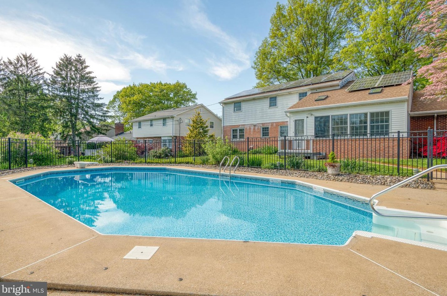 2025 Northbrook Dr, Lancaster PA 17601-4918 exterior