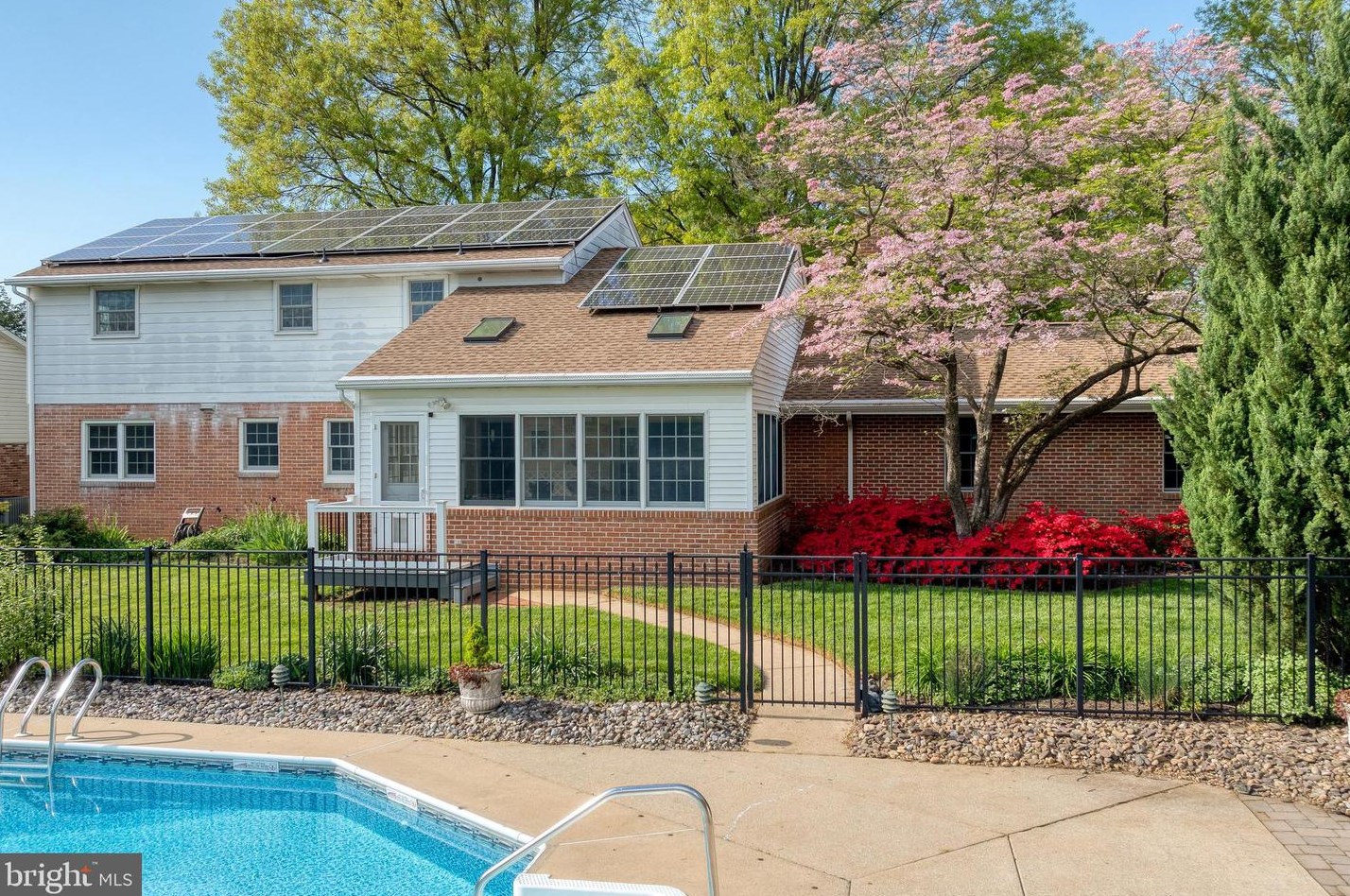 2025 Northbrook Dr, Lancaster PA 17601-4918 exterior