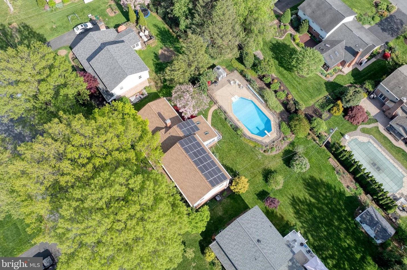 2025 Northbrook Dr, Lancaster PA 17601-4918 exterior