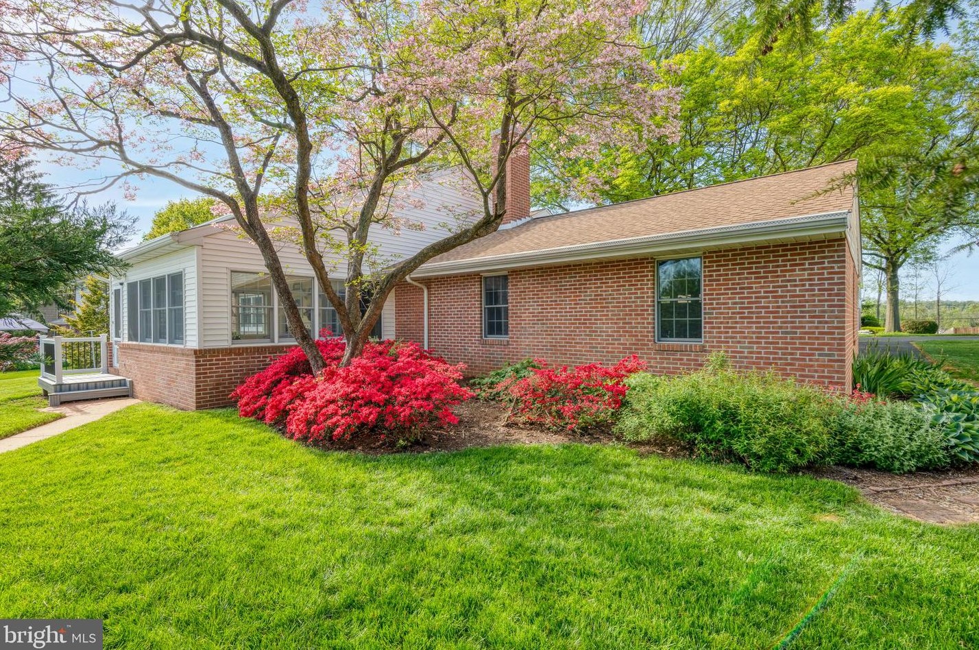 2025 Northbrook Dr, Lancaster PA 17601-4918 exterior