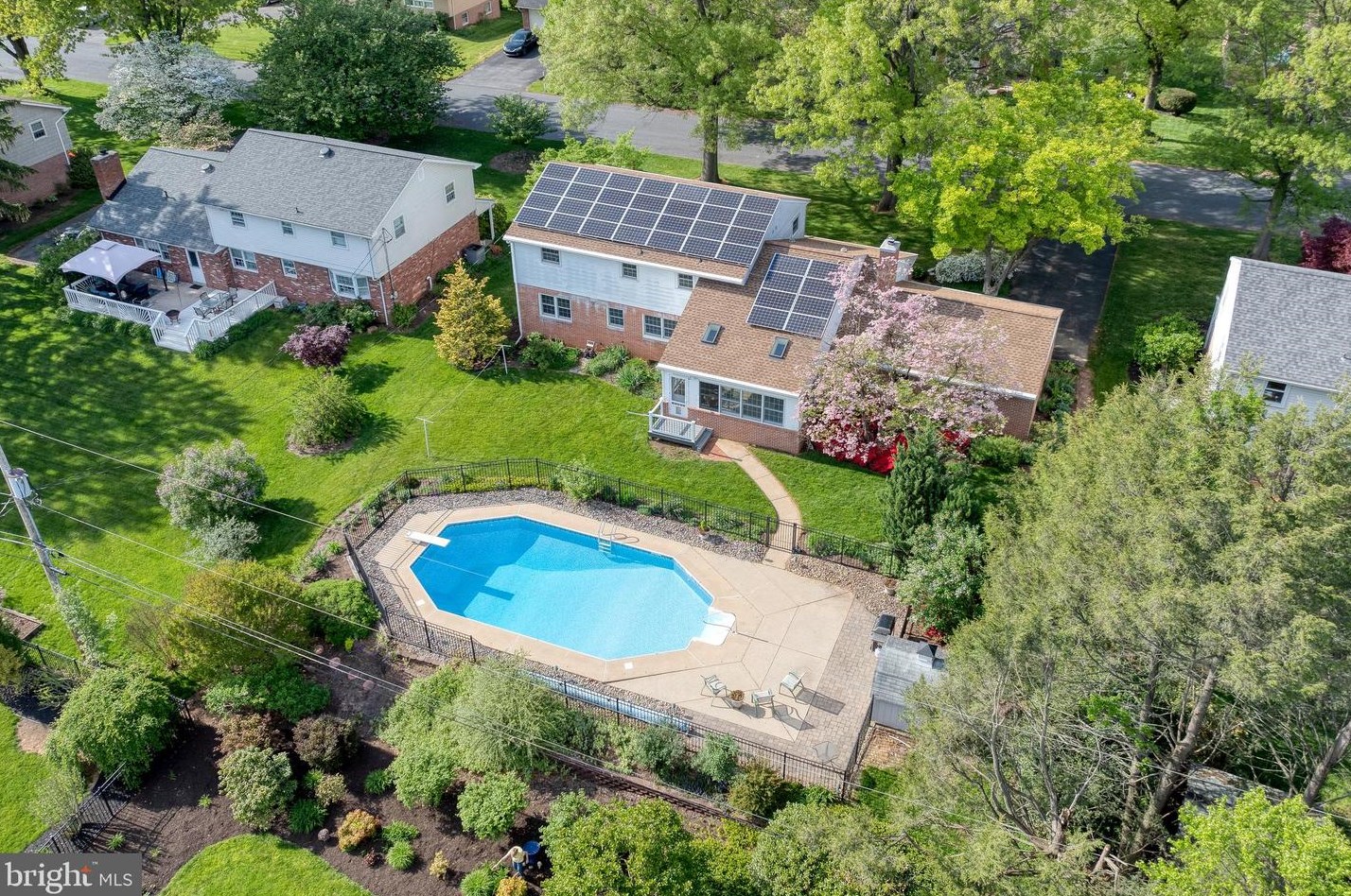 2025 Northbrook Dr, Lancaster PA 17601-4918 exterior