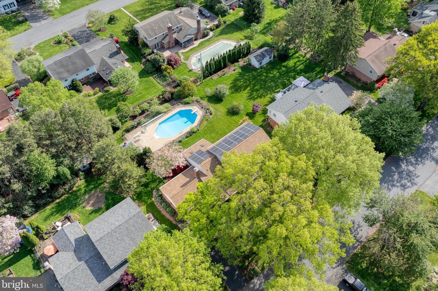 2025 Northbrook Dr, Lancaster PA 17601-4918 exterior