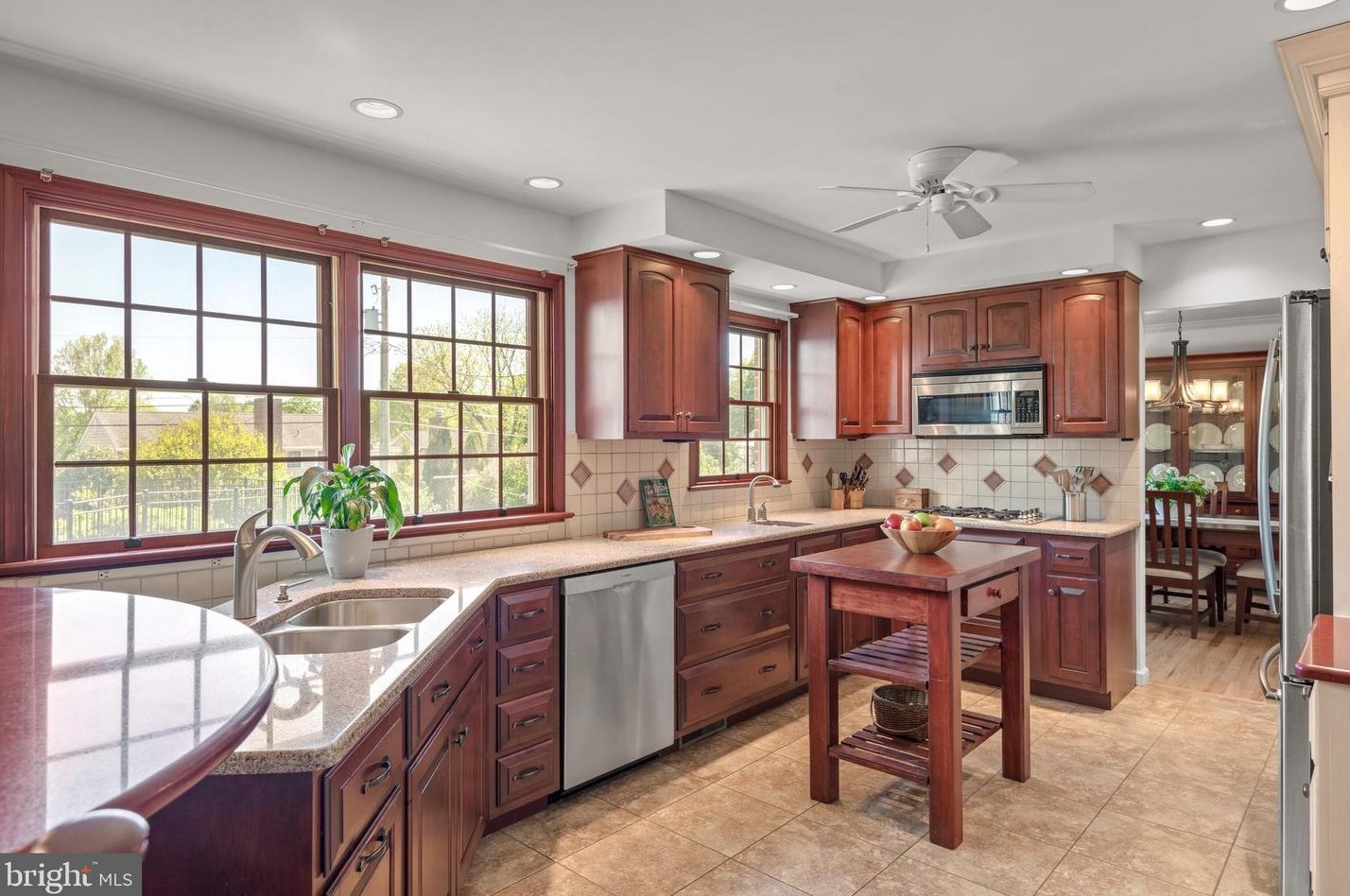 2025 Northbrook Dr, Lancaster PA 17601-4918 exterior