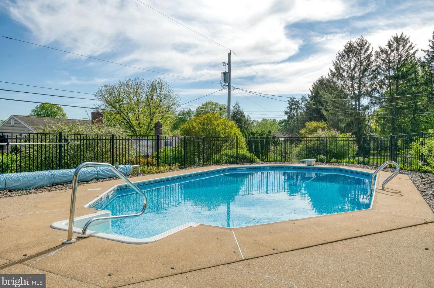 2025 Northbrook Dr, Lancaster PA 17601-4918 exterior