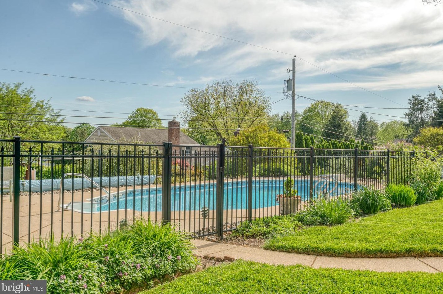 2025 Northbrook Dr, Lancaster PA 17601-4918 exterior