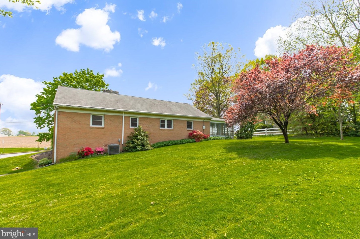 1618 Stony Battery Rd, Lancaster PA  17601-1282 exterior