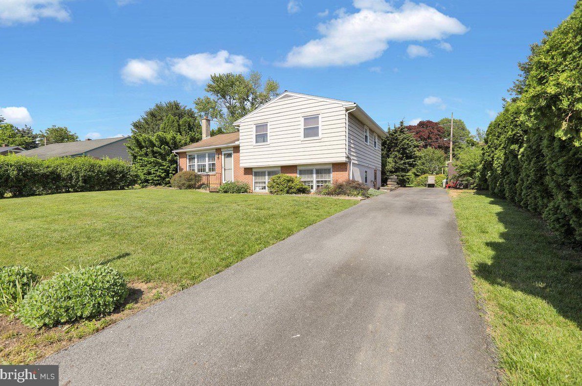 51 Glen Oaks Dr, Lancaster PA  17603-6445 exterior