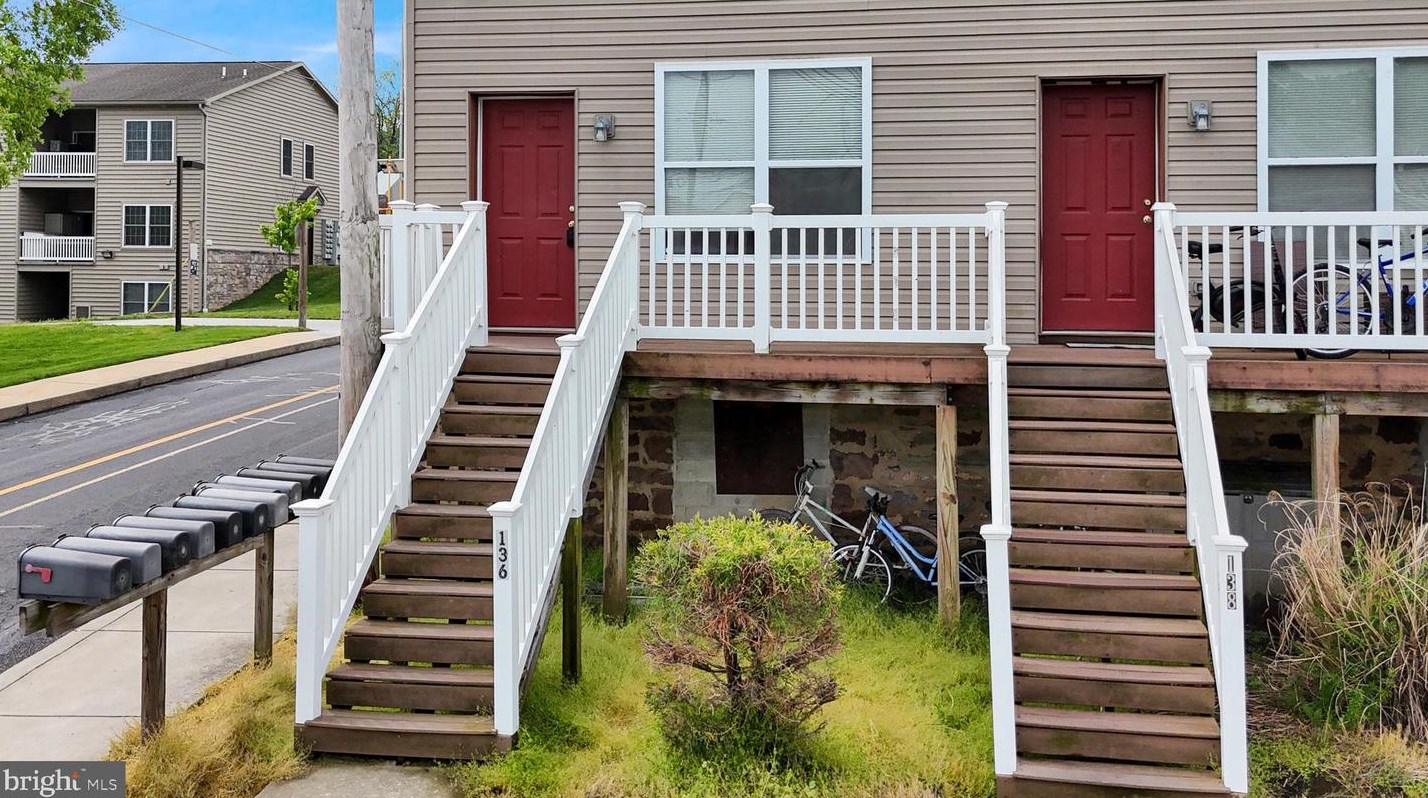 136 Front St, Akron, PA 17501-1205