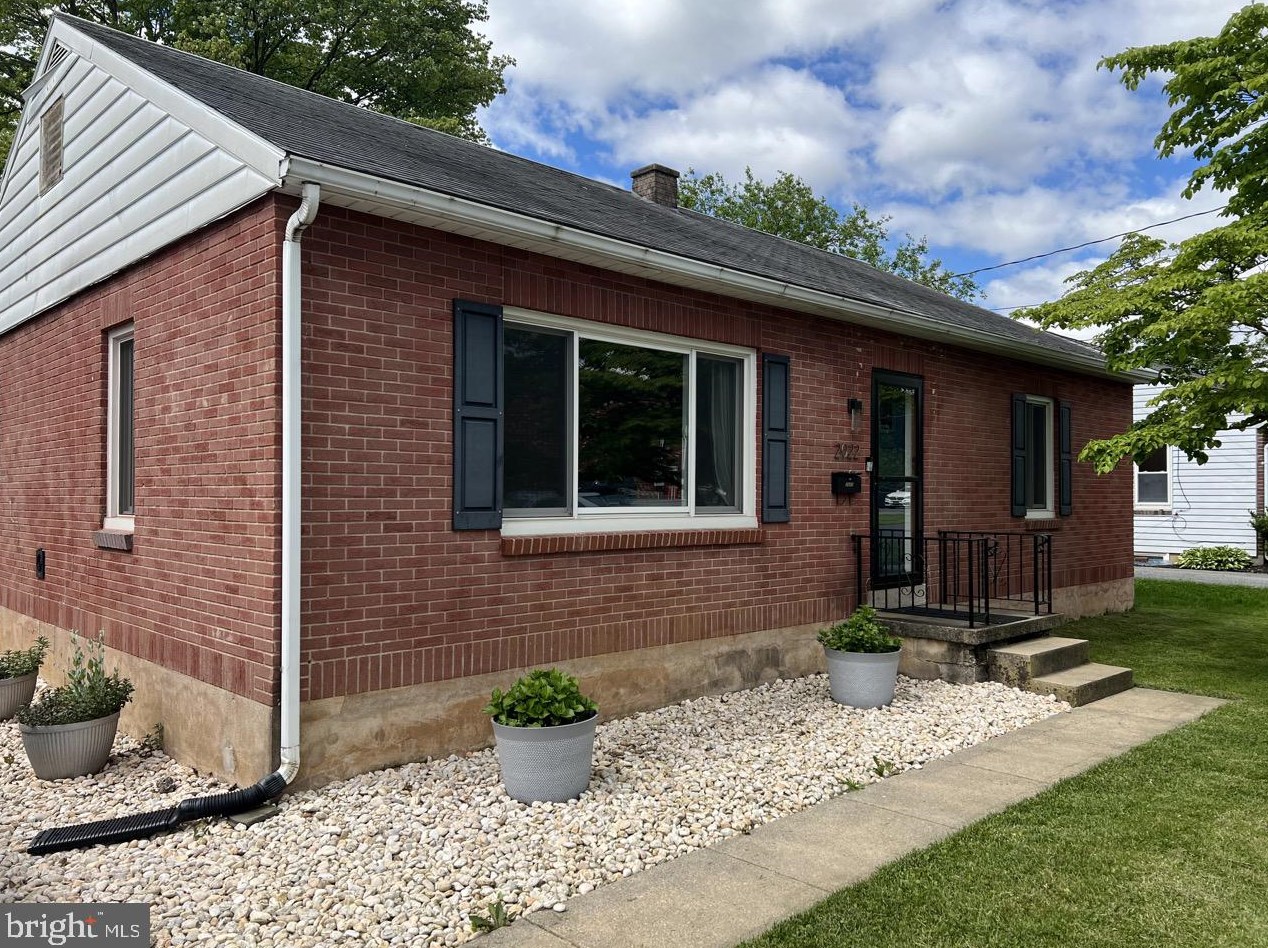 2022 Ursinus Ave, Lancaster, PA 17603-4413