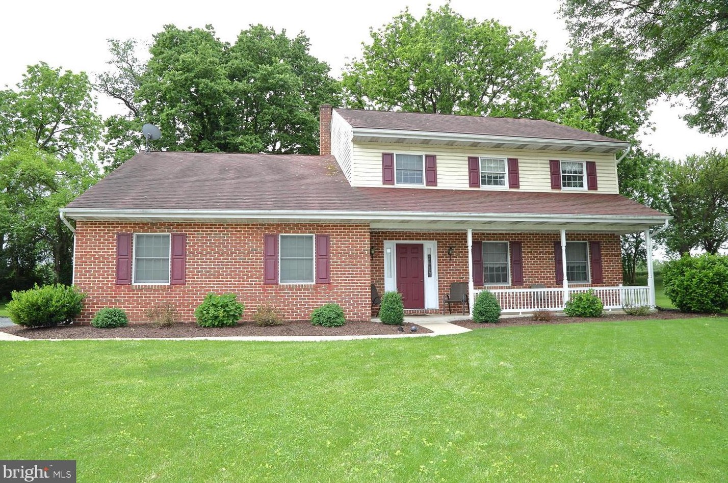 323 Locust Ln, Mount Joy, PA 17552-9207