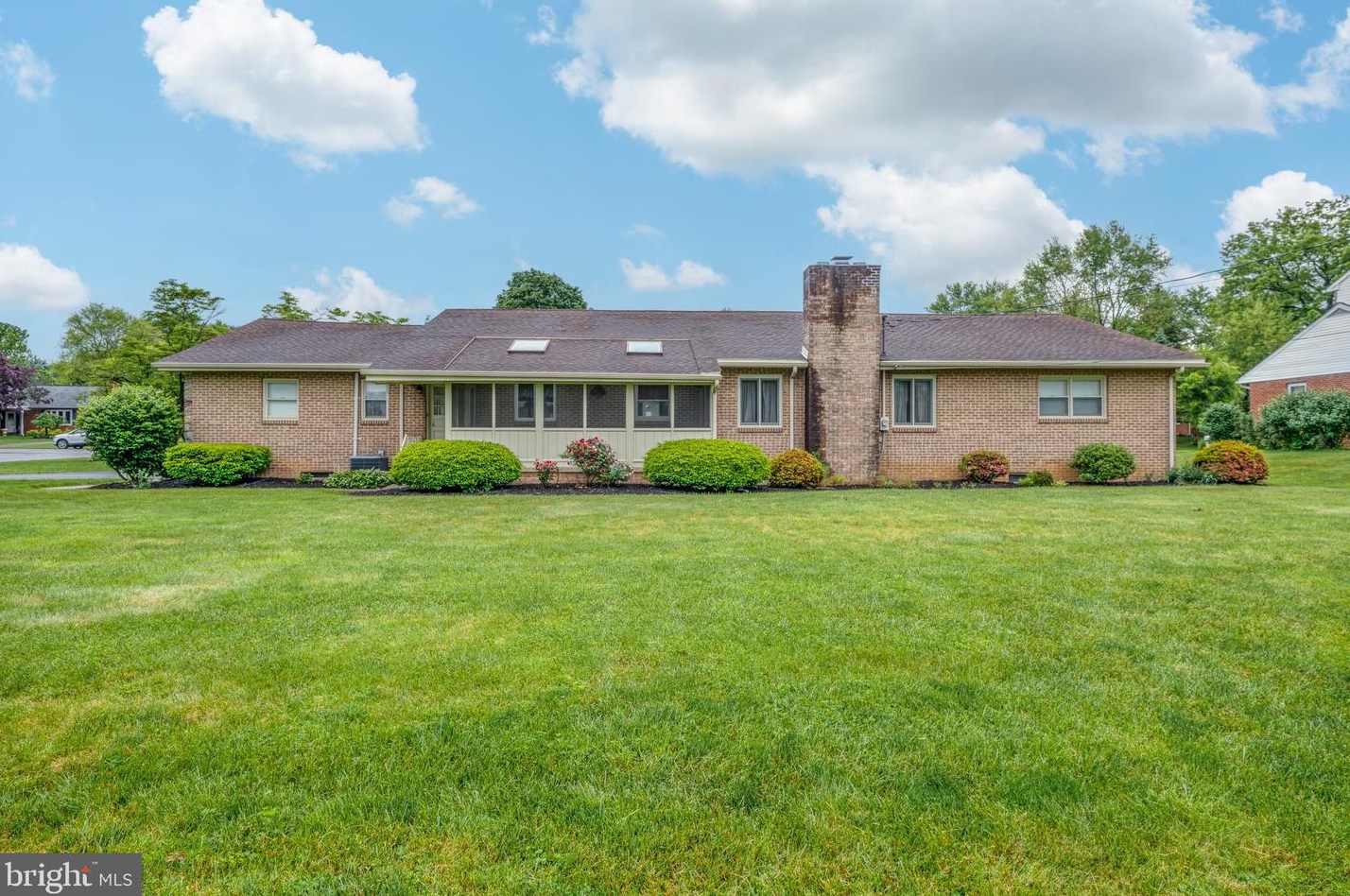 126 Sunrise Ave, Lancaster PA  17601-3944 exterior