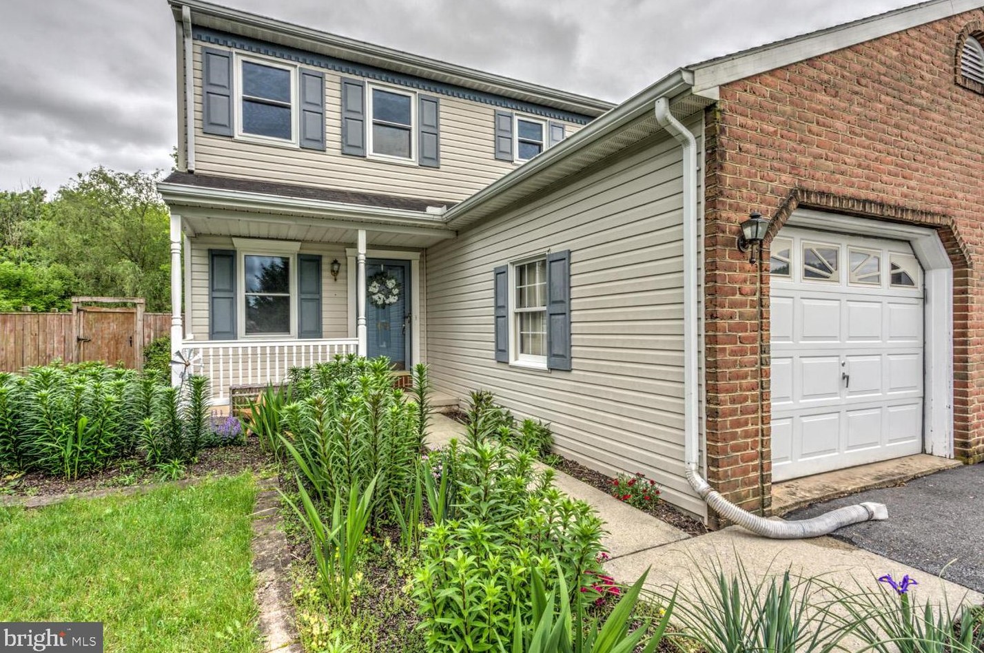 69 Red Stone Cir, Swartzville, PA 17569-9450
