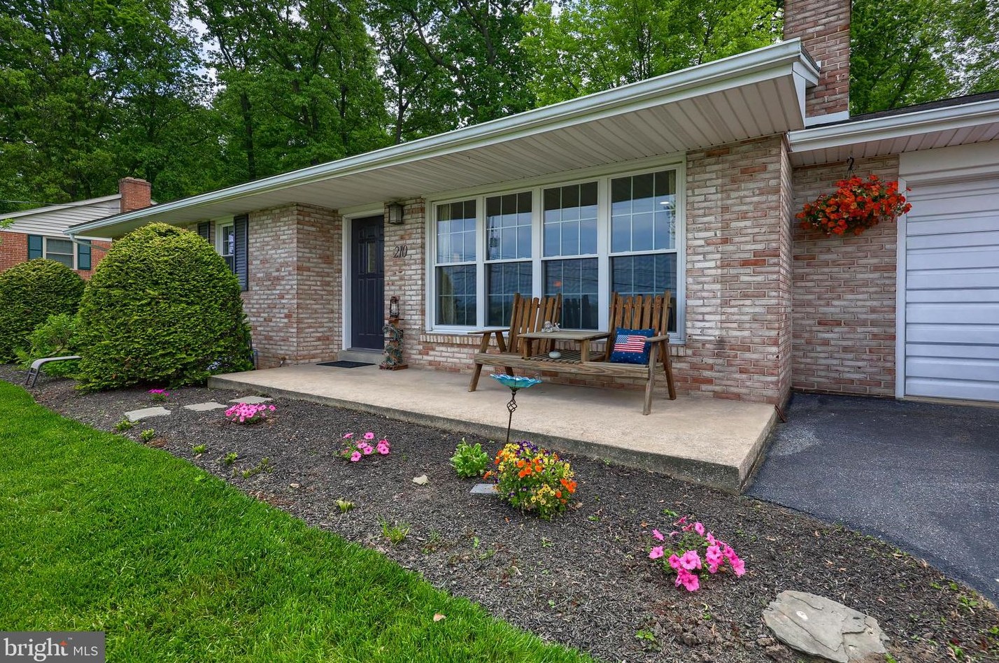 210 Edgewood Dr, Groffdale, PA 17557-9398