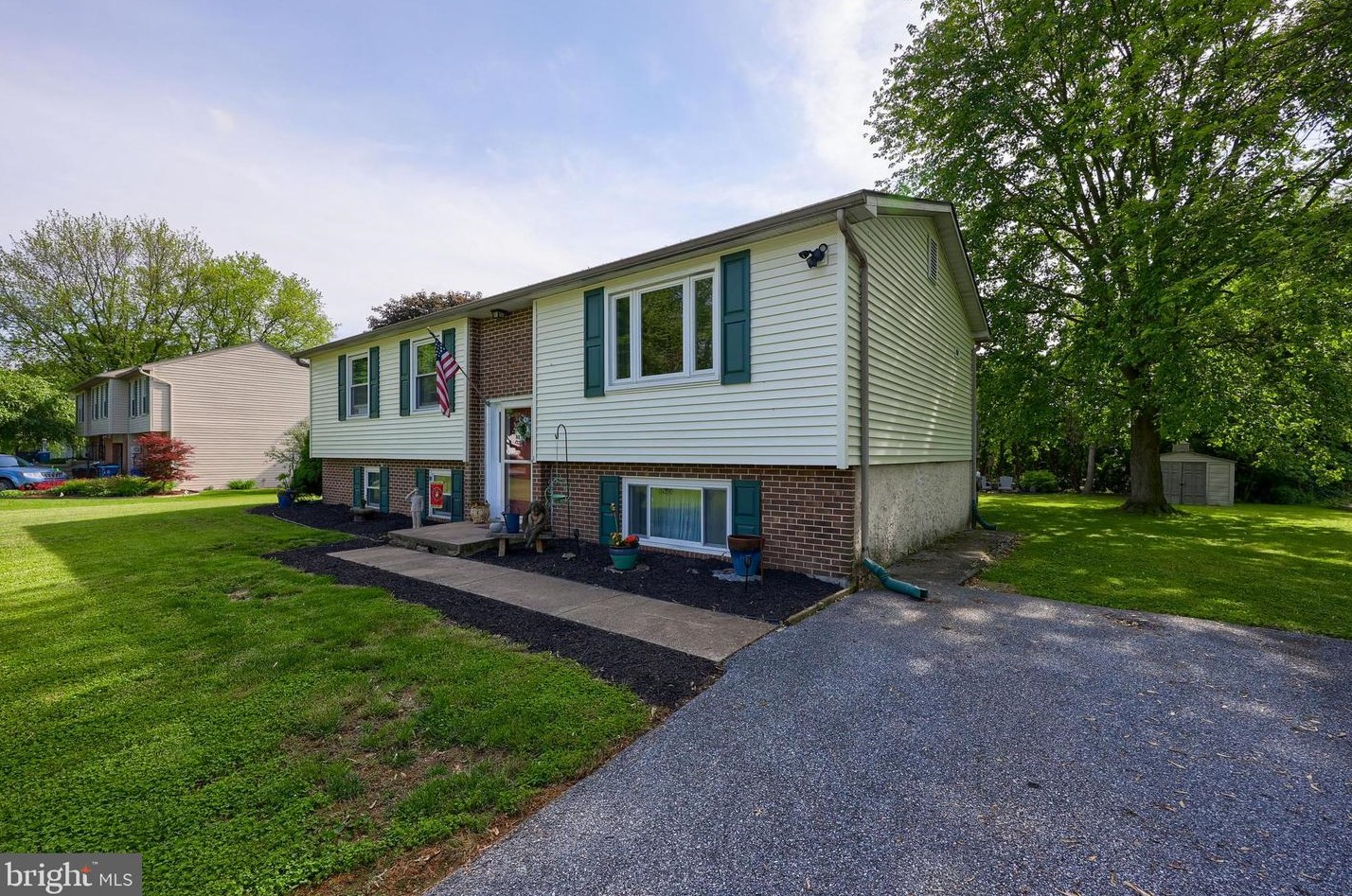 390 Holly Ann Dr, Landisville PA  17538-1039 exterior