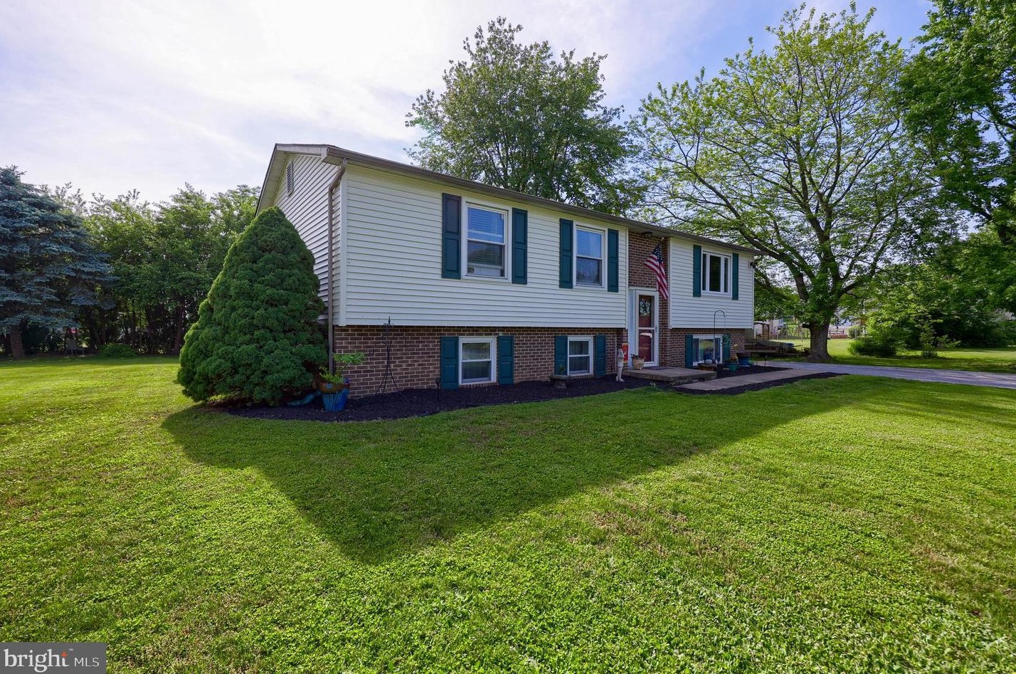 390 Holly Ann Dr, Landisville PA  17538-1039 exterior