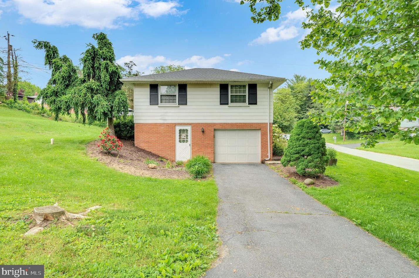 880 Corvair Rd, Lancaster, PA 17601