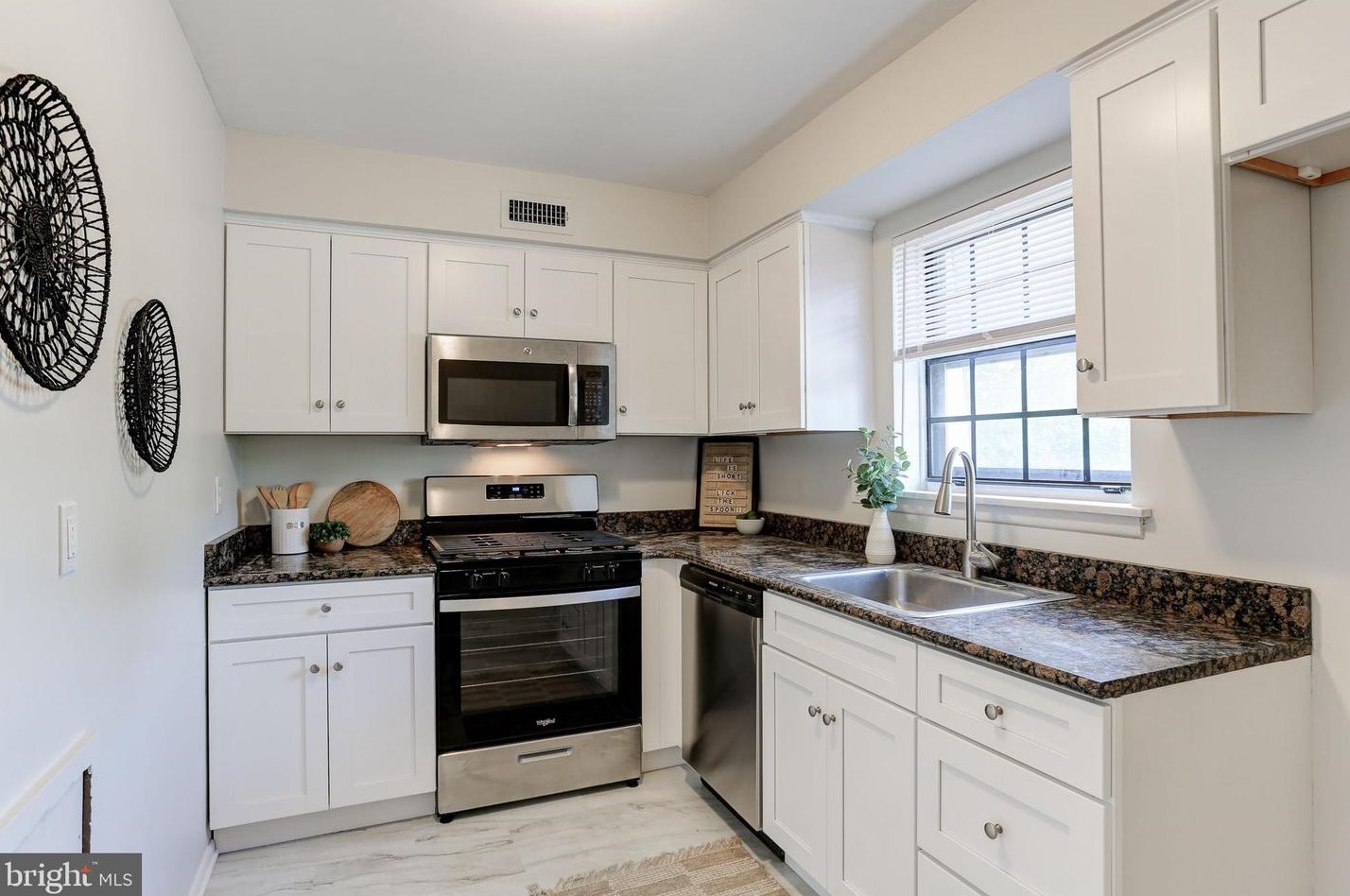 114 Valleybrook Dr, Lancaster PA  17601-4620 exterior