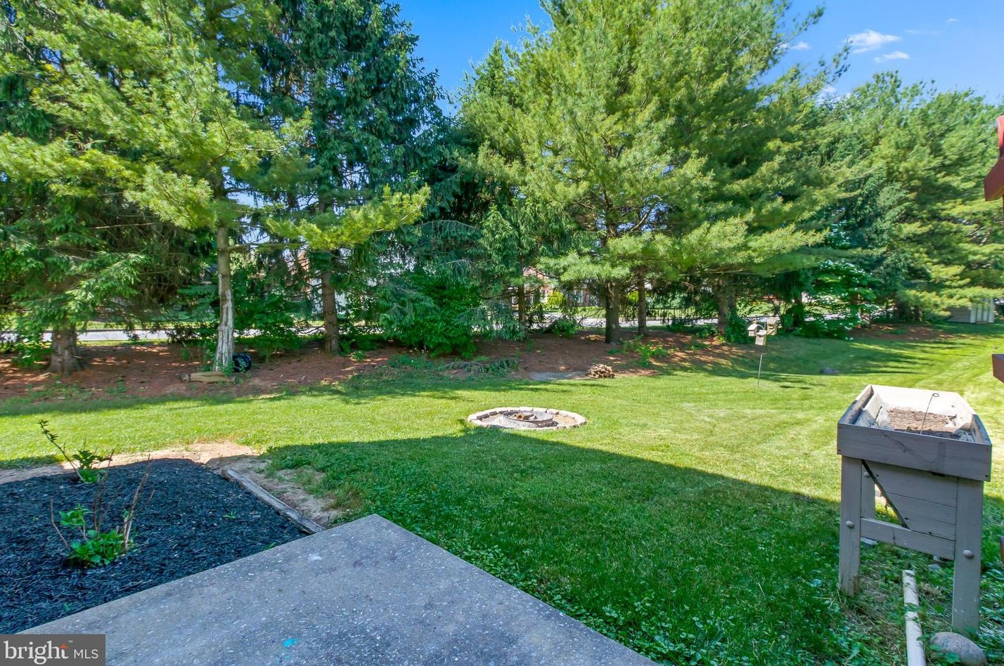 2473 Franklin Dr, East Petersburg PA  17520-1062 exterior