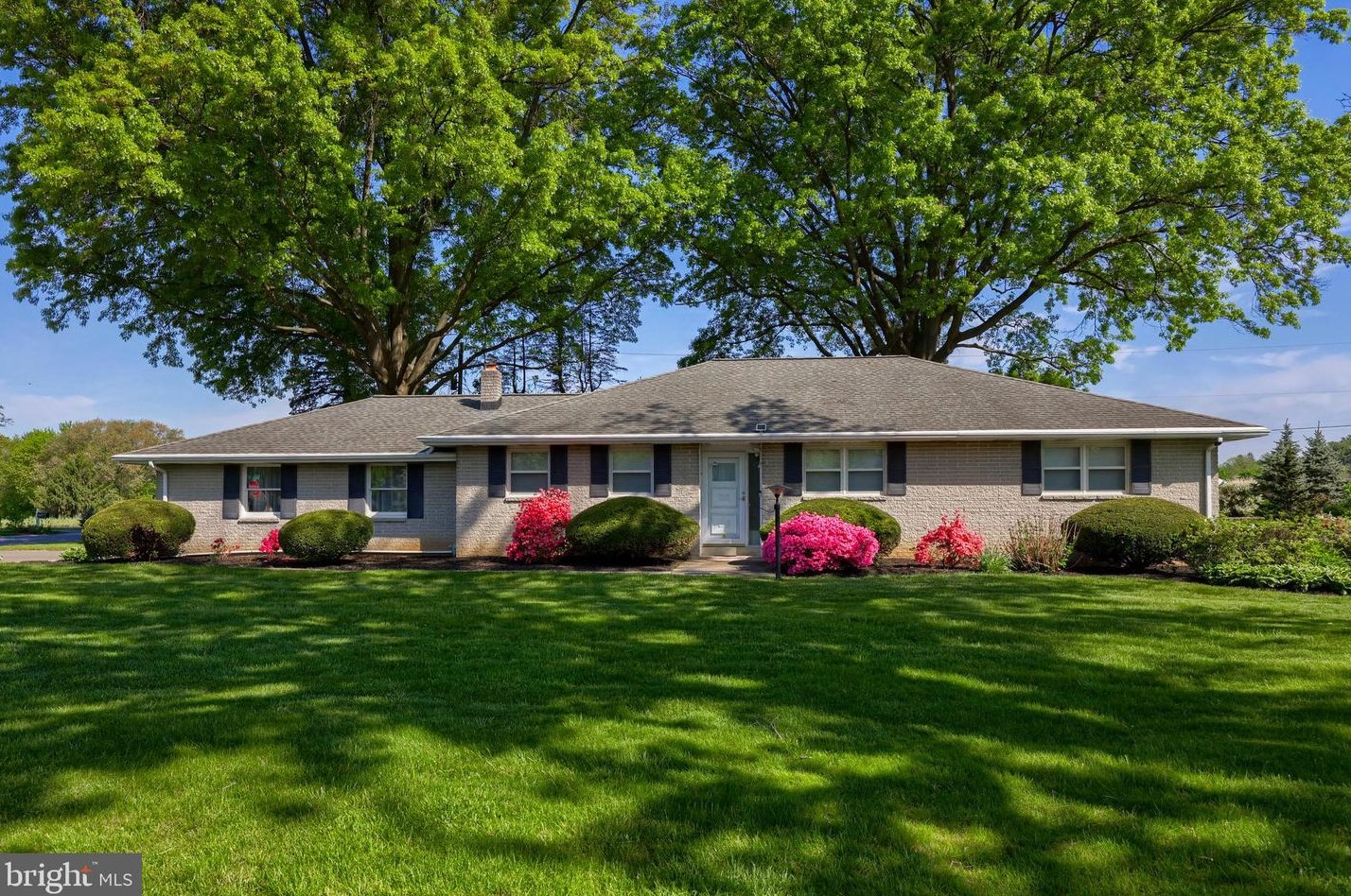 301 Richland Dr, Lancaster PA  17601-3631 exterior