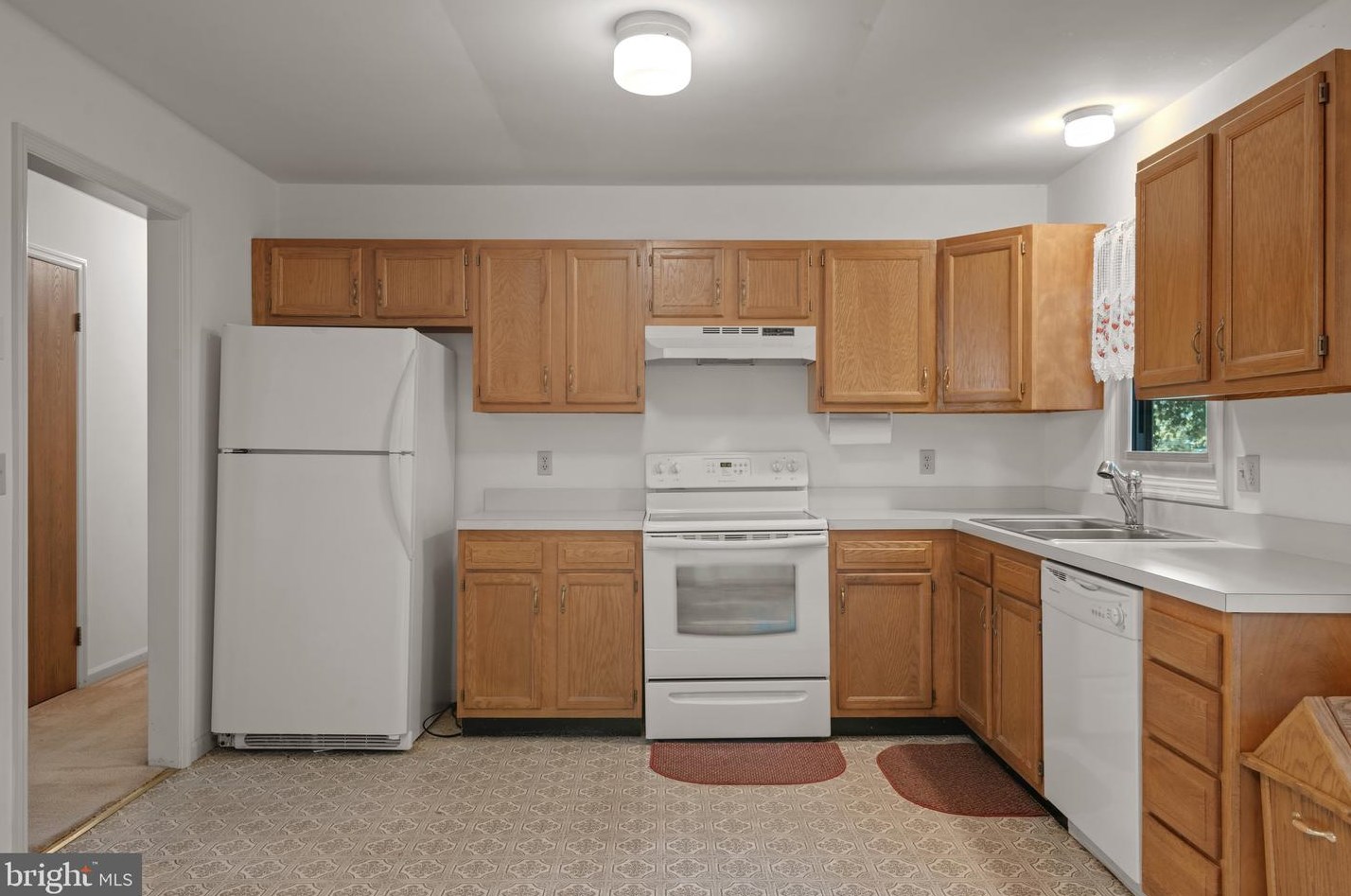 18 Clarendon Dr, Lancaster PA  17603-9596 exterior