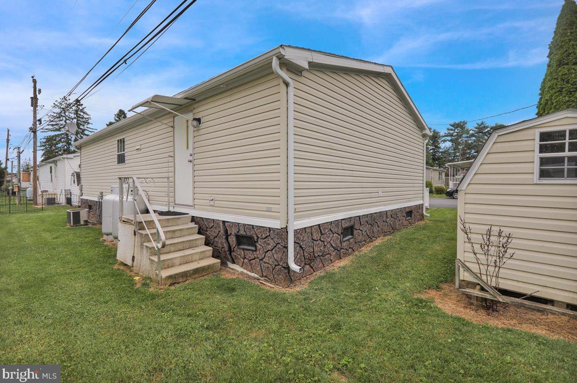 16 Madge Dr, Lancaster PA 17603-4048 exterior