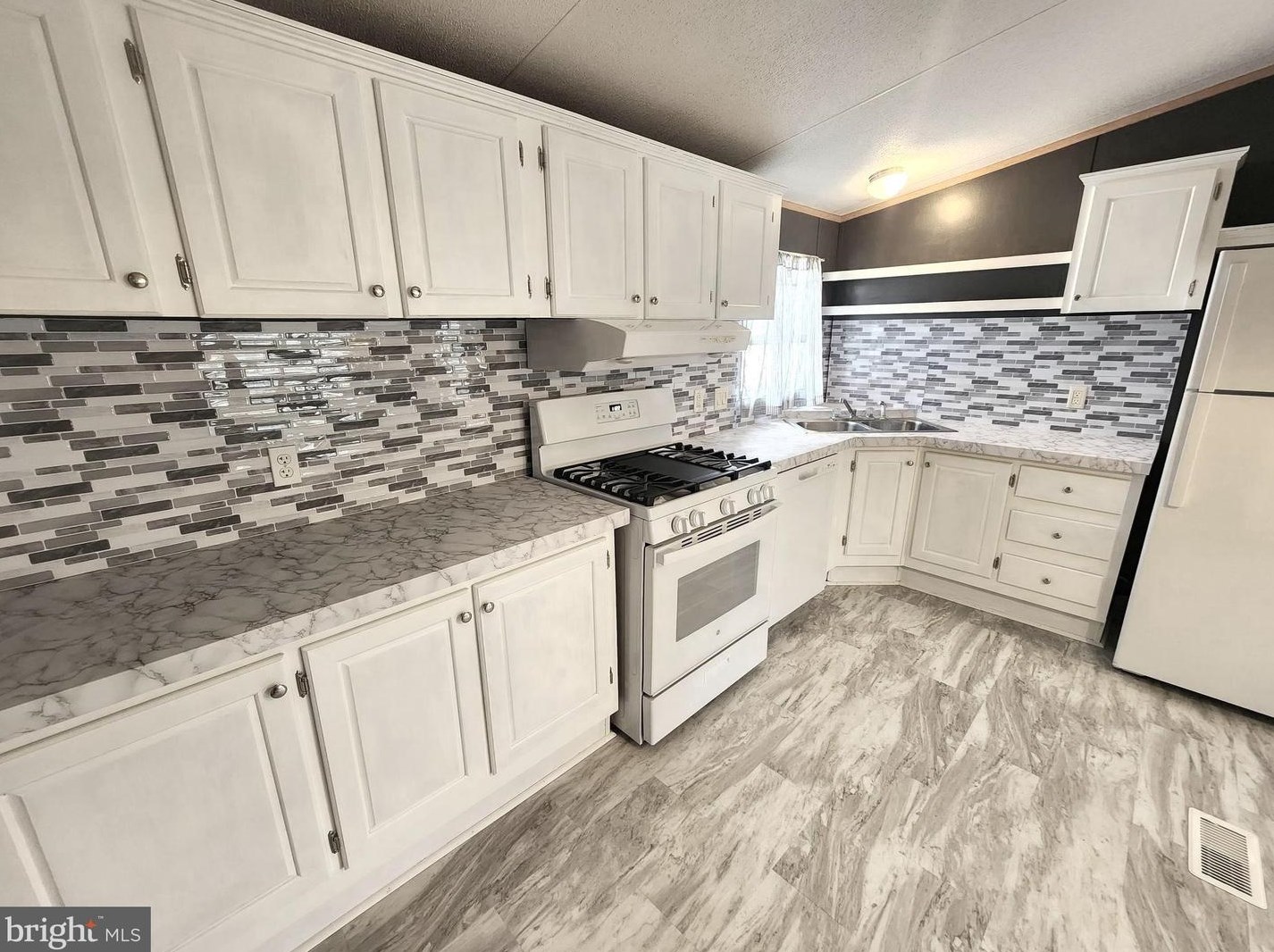 16 Madge Dr, Lancaster PA 17603-4048 exterior