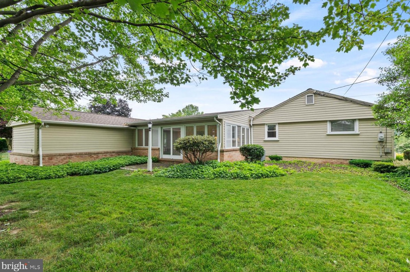 707 Darby Ln, Lancaster PA 17601-2008 exterior